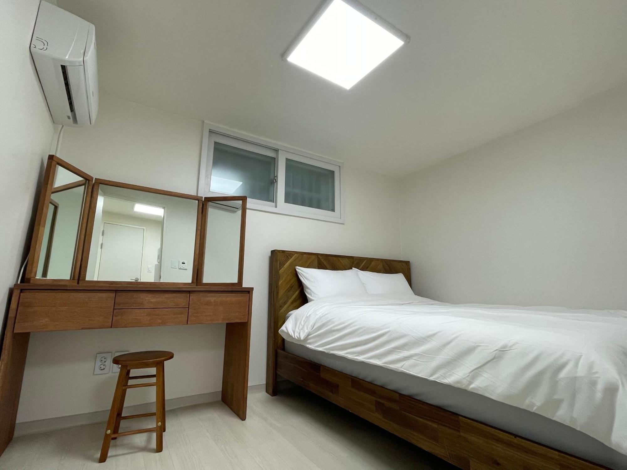 #2 Beds, 2 Staytion25 #wangsimni Comfortable 2 Cozy Seoul